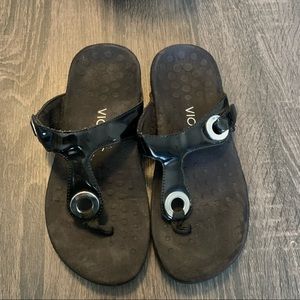 VIONIC Black Silver hardware sandals 6